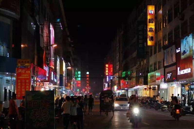 鳳凰街(廣西貴港市鳳凰街) 鳳凰街(廣西貴港市鳳凰街)