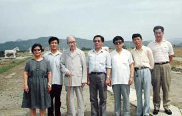 張明遠同志（左三）到河北遵化縣清東陵參觀