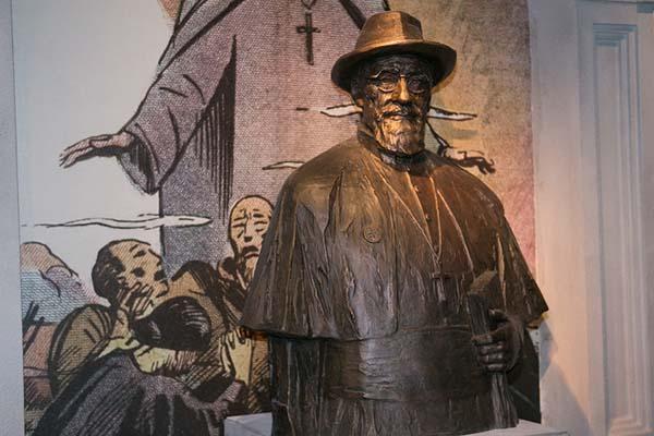 上海淞滬抗戰紀念館內的饒家駒神父銅像