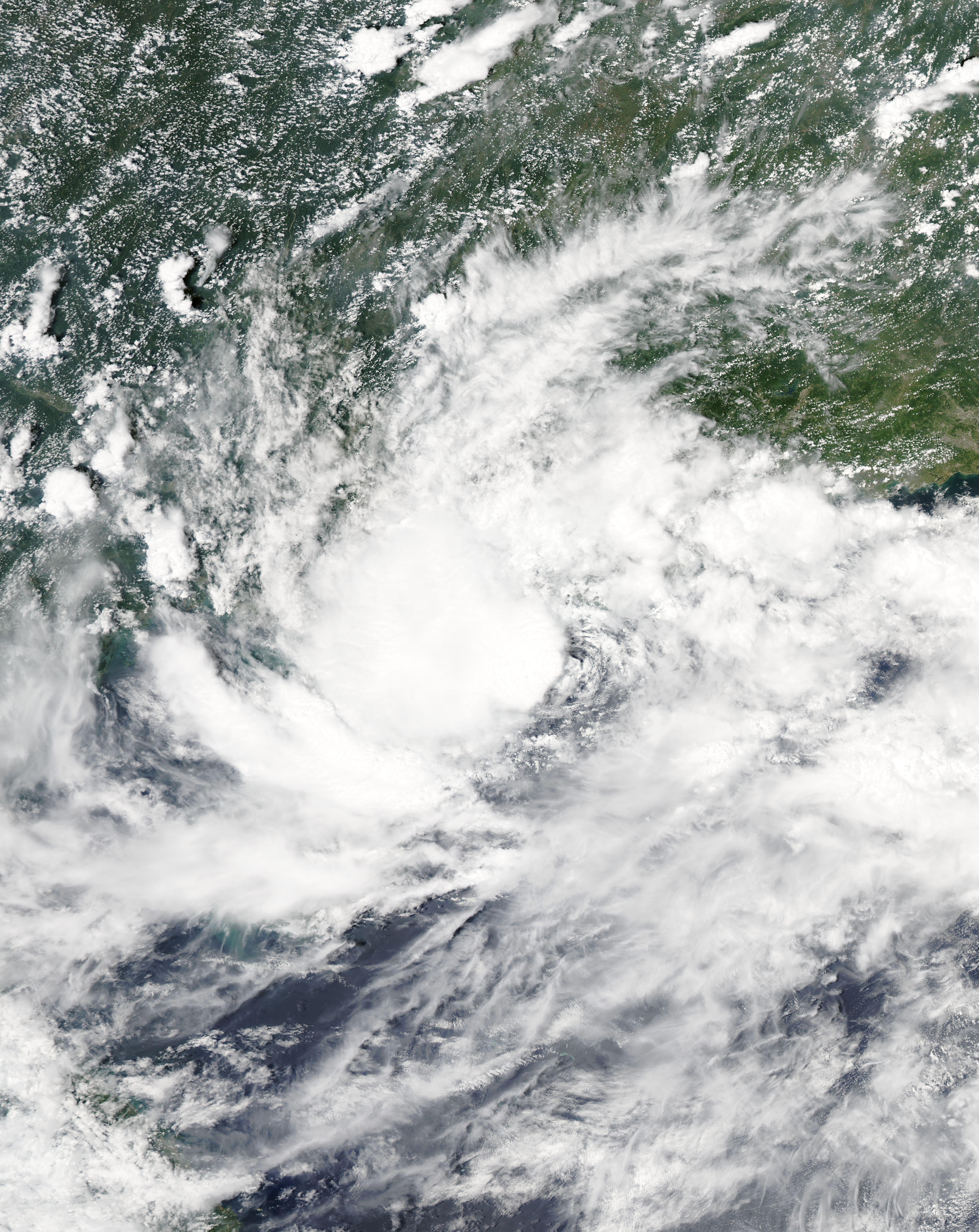 2018年8月12日13時45分，位於粵西近岸的熱帶低壓雲圖