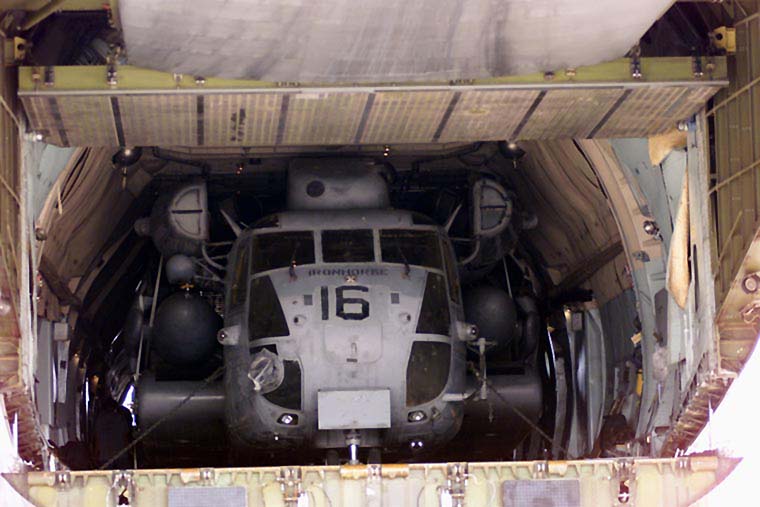 MH-53被拆解後裝入運輸機