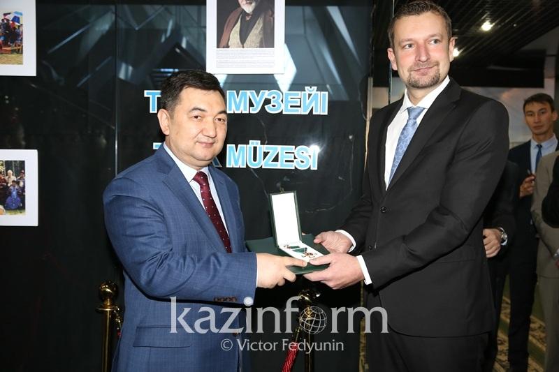 匈牙利大使為國際突厥學院院長授勳