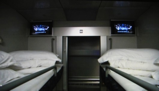 普通軟臥車廂每個床位都有電視