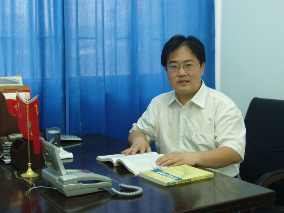 張鴻韜(周口師範學院政法系黨總支副書記) 張鴻韜(周口師範學院政法系黨總支副書記)