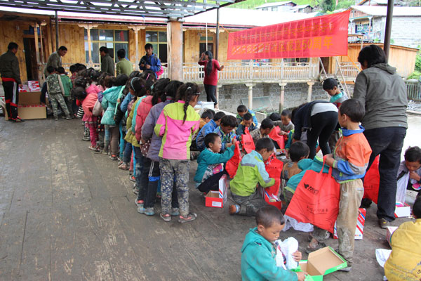 2015年9月陳塘鎮組織團員將愛心童鞋發給鎮國小學生