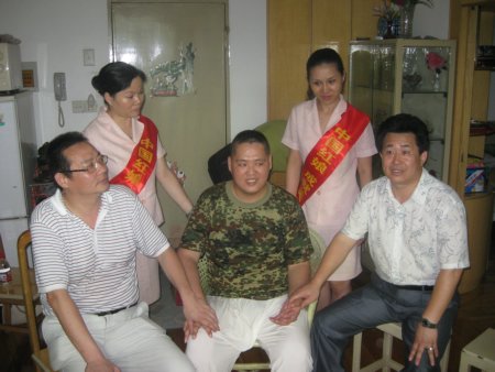 中國紅娘服務中心工作人員與嵇琪家人