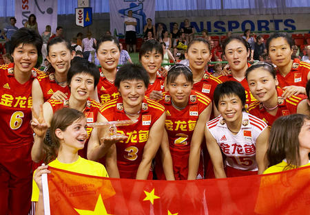 中國女排三度折桂 隊員與獎盃合影