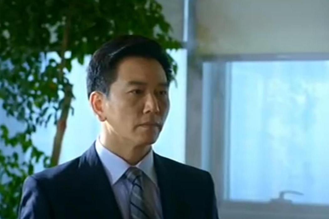 元沖(電影《守夢者》中由溫兆倫飾演的紀委書記角色) 元沖(電影《守夢者》中由溫兆倫飾演的紀委書記角色)