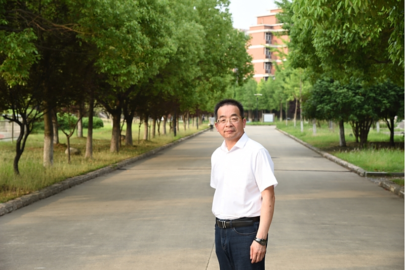 姚國平(江蘇省儀征中學校長,歷史特級教師) 姚國平(江蘇省儀征中學校長,歷史特級教師)