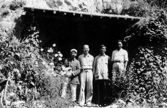 1944年8月吳文燾（右二）在辦公窯洞前
