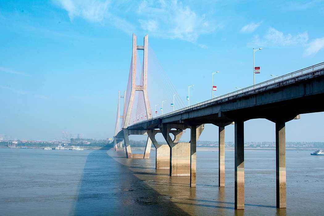 鄂黃長江大橋為五跨一聯的雙塔雙索麵斜拉橋