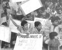 印度的孩子們到化學康采恩的公司大樓前示威