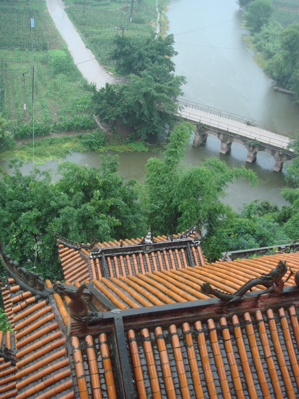 夏季，雨中的郪江在寺前流過
