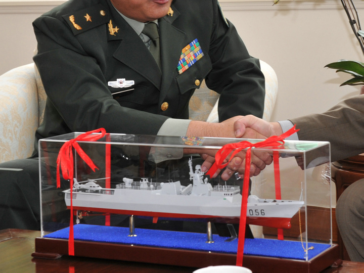 解放軍贈送香港大學的056型護衛艦模型