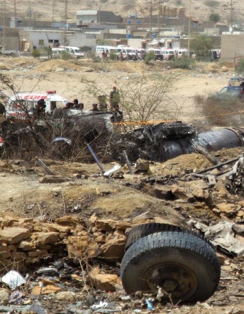 巴基斯坦空軍教練機墜毀於公交站