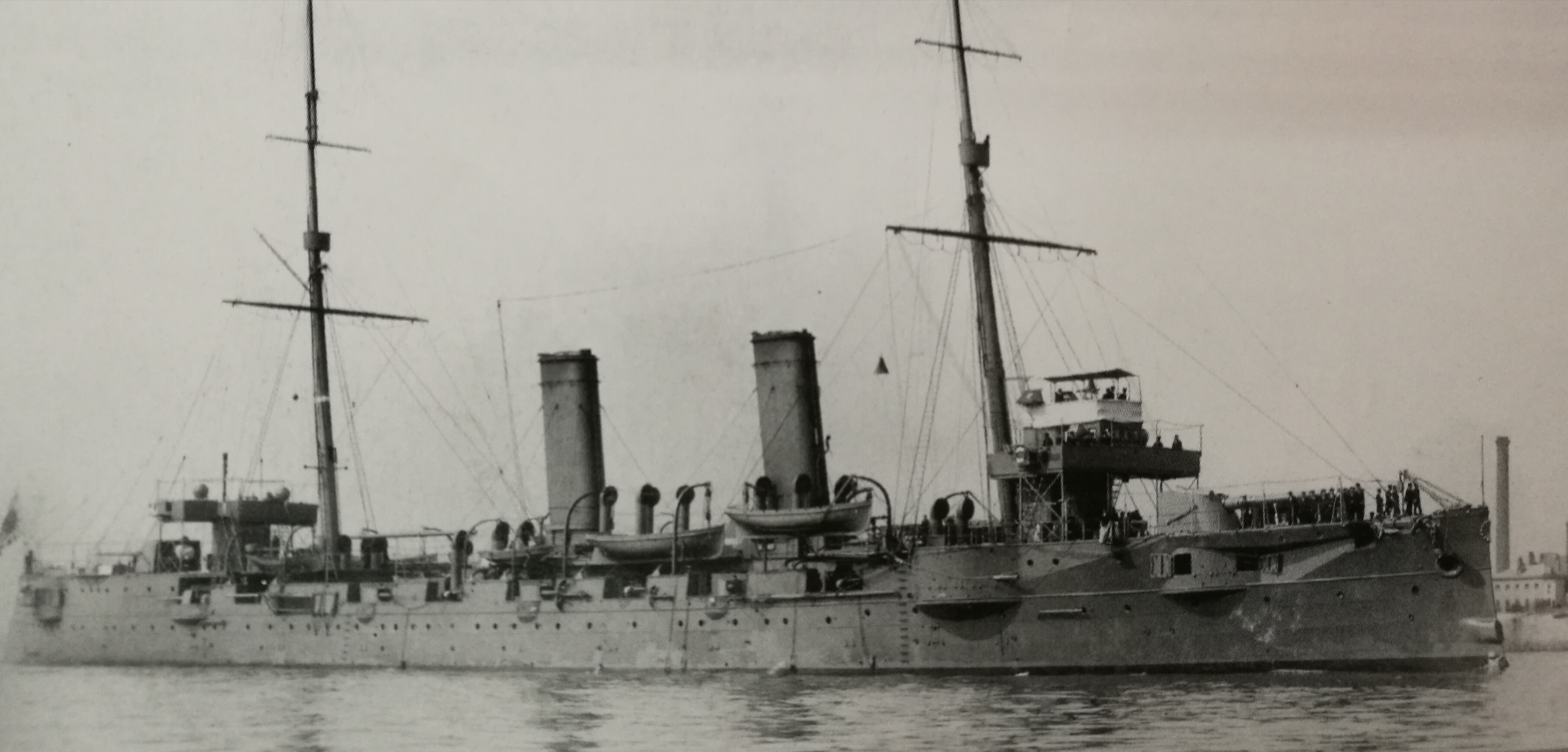 1907年6月訪問英國時攝於希爾內斯港的千歲