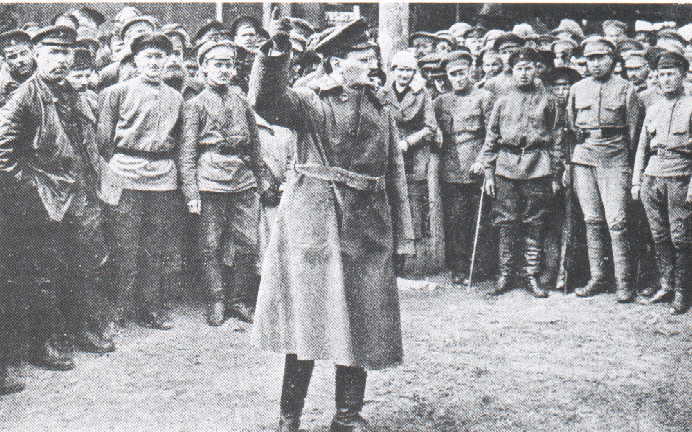 列夫·托洛茨基向紅軍戰士演講