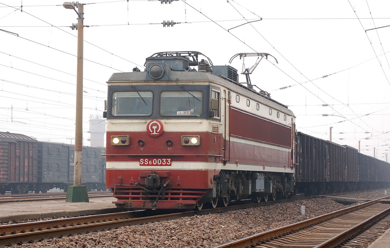 韶山6型0033號機車牽引貨運列車