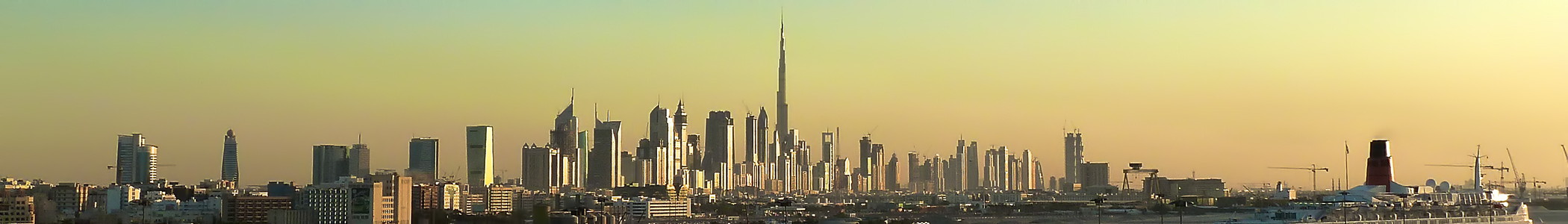 杜拜的全景圖，中間是哈利法塔