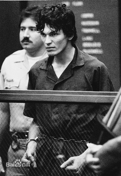 1985年10月21日，拉米雷斯在聽證會上