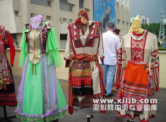 俄羅斯族傳統服飾