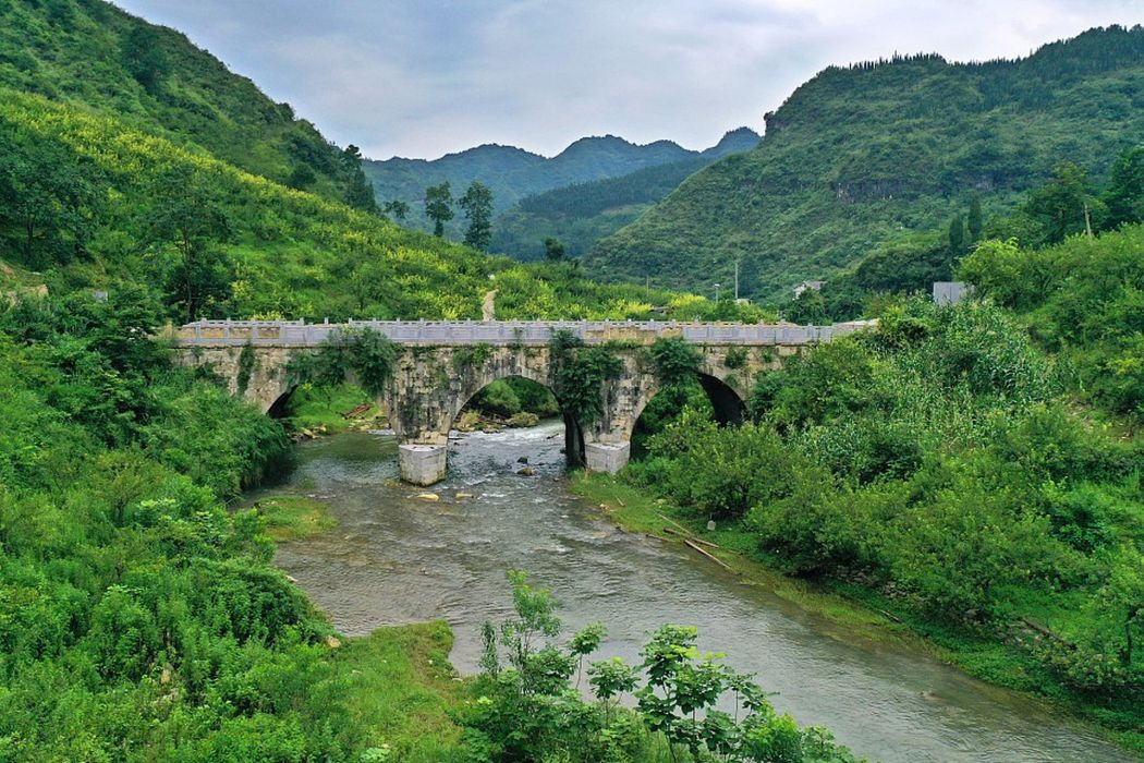蜈蚣橋(中國貴州省貴陽市境內過河通道) 蜈蚣橋(中國貴州省貴陽市境內過河通道)