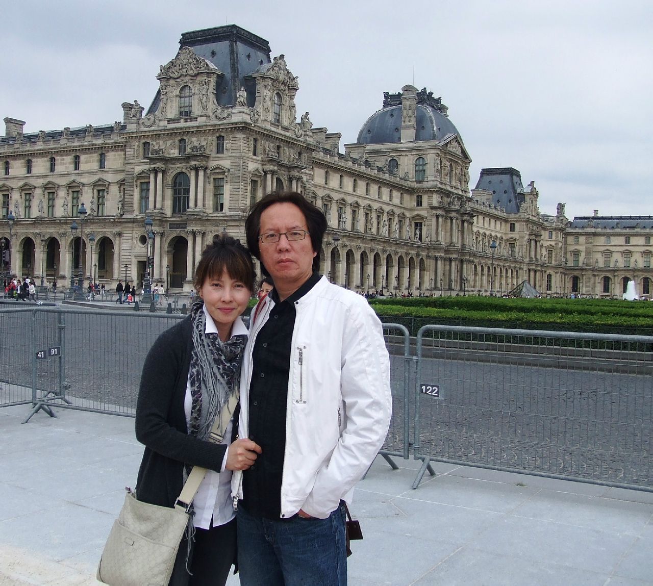 作者和太太在巴黎博物館
