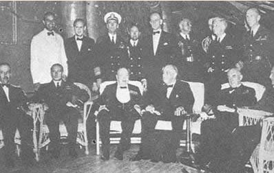 邱吉爾、羅斯福及其代表團成員在戰艦上合影