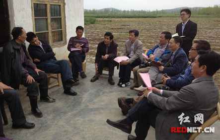 彭華董事長帶領農業公司負責人和農民交談