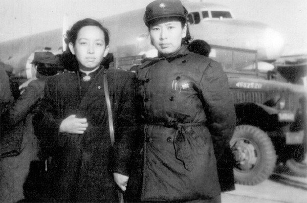 1946年曾憲植（右）隨中共代表團到重慶機場