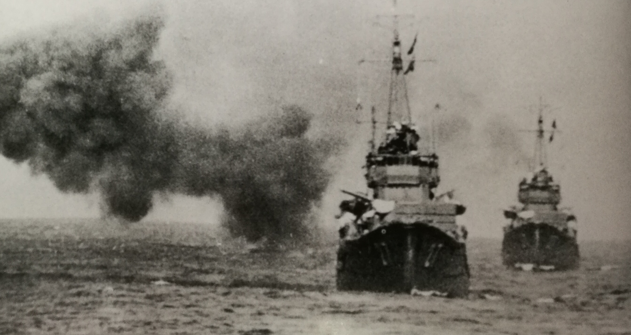 1941年秋季艦隊高強度訓練時拍攝，開炮的為白露