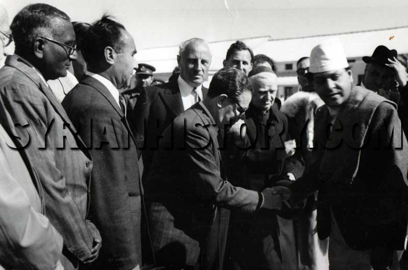 特里布萬(前排右一)與敘利亞大使握手