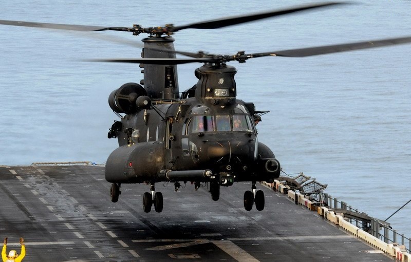 降落在軍艦甲板上的MH-47G