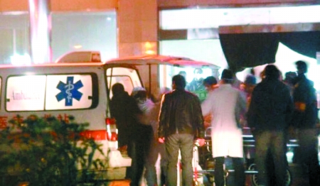 受傷的學生被送到醫院救治