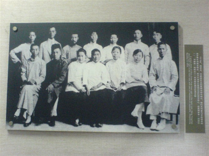 劉清揚(前排右2)