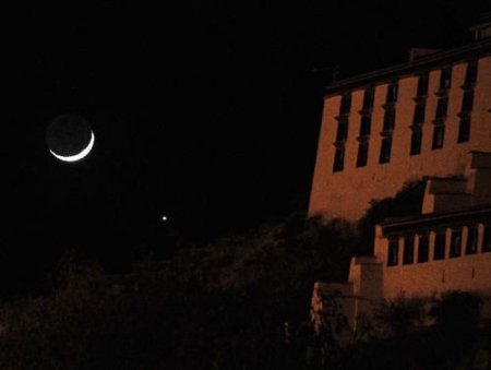 “金星合月”景象出現在拉薩布達拉宮上空
