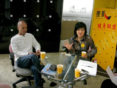 尹岩（右）接受採訪