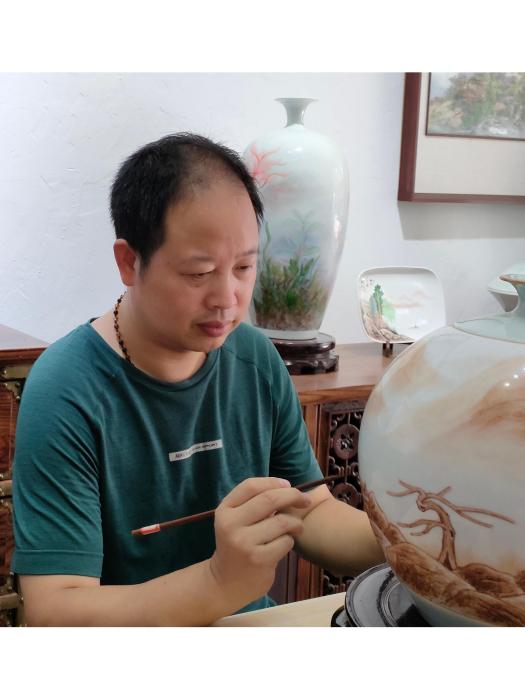 王錦華(首屆黑龍江省陶瓷藝術大師) 王錦華(首屆黑龍江省陶瓷藝術大師)