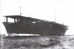 1943年11月15日，試航中的海鷹號