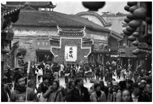 2016年3月29日，遊客在湖南鳳凰古城遊覽