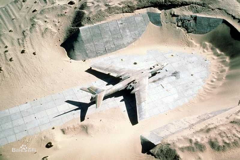 伊拉克埋入沙漠的轟-6丁（轟-6D）