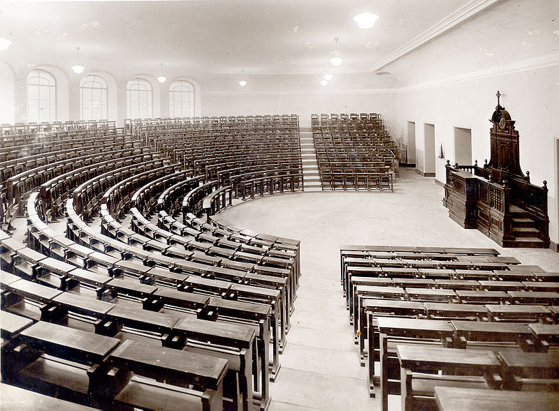 1930年，大學報告廳。