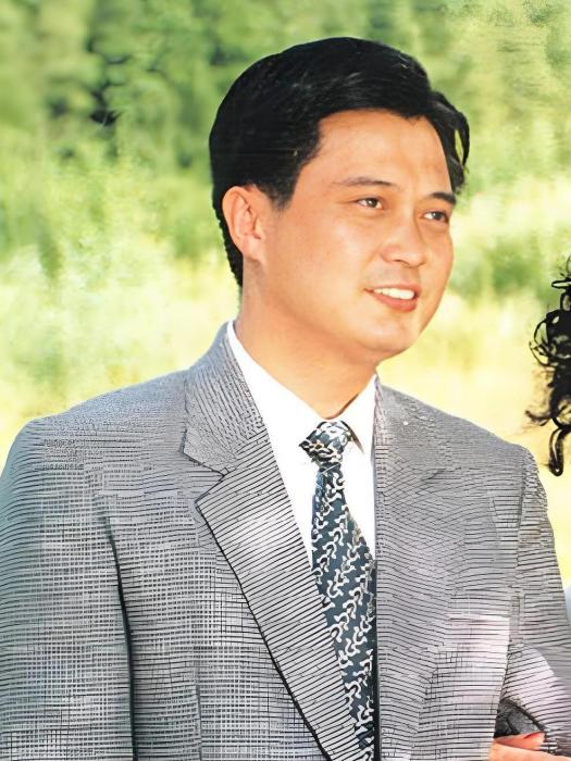 何志偉(電視劇《上海一家人》中的角色) 何志偉(電視劇《上海一家人》中的角色)