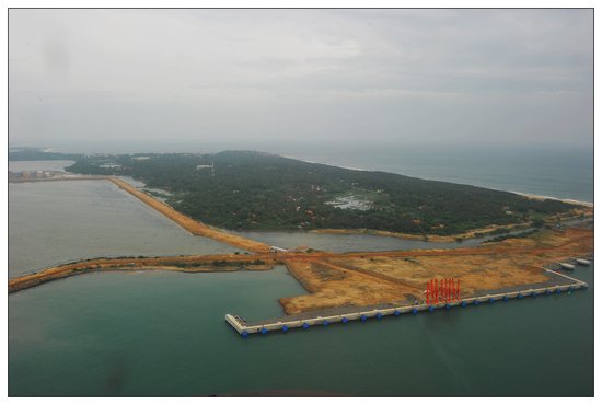 中國在漢班托塔投資建設的超大型港口碼頭