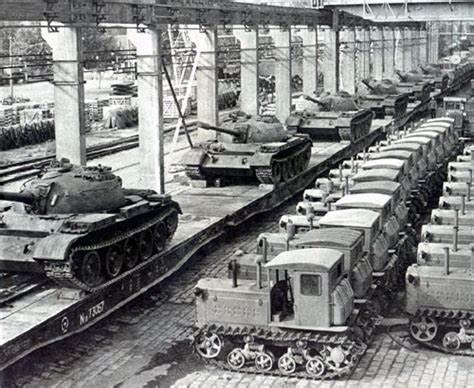 包頭一機內的59式坦克生產線，注意旁邊的東方紅拖拉機
