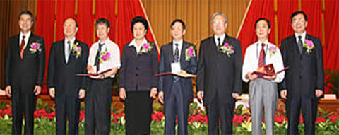 2008年劉延東國務委員等國家領導人給3位獲獎人頒獎