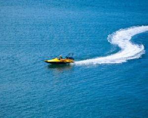快艇平時在水面上的速度可以達到約80公里