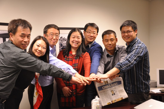 2011春節前黎星(中)與中國日報美國版員工