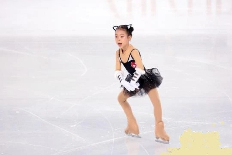 趙雪兒(2013年9月出生的中國花樣滑冰運動員) 趙雪兒(2013年9月出生的中國花樣滑冰運動員)