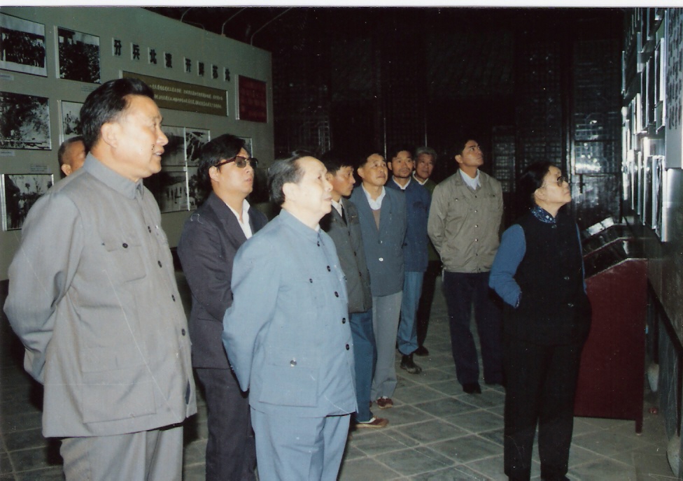 1986年譚啟龍（前中）嚴永潔（右1）在參觀